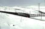 Foto von Kenth Öhlin in Sammlung von Karl Sauerbrey: SJ Dm 3 Nr.1203 mit Leerzug bei Narvik-Vasijaure im April 1984.