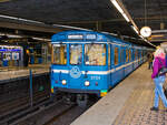 U-Bahn Stockholm, schwedisch Stockholms tunnelbana:
Ein U-Bahn-Zug, bestehend aus mehreren Triebwagen, der SL Baureihe C6 erreicht am 21.03.2019 die Station Gamla Stan.

Die SL Baureihe C6 sind vierachsige Einrichtungstriebwagen mit der Achsfolge Bo'Bo', die zwischen 1970 und 1974 von ASEA, H�gglund gebaut wurden. Sie ist die �ltesten noch im Einsatz befindliche Baureihe. 

TECHNISCHE DATEN der Baureihe C6:
Wagennummer:  2651-2790 und 2799-2818 
Urspr�ngliche Anzahl:  160 
Hersteller:  ASEA, H�gglund 1970-1974 
Spurweite:  1.435 mm (Normalspur)
Achsfolge: Bo'Bo'
L�nge: 17.620 mm
Drehzapfenabstand:11.000 mm
Achsabstand im Drehgestell: 2.300 mm
Raddurchmesser:  864 mm (neu)
Breite: 2.800 mm
H�he: 3.700 mm
Eigengewicht:  23 t 
Motorentyp: Weco 1447B ASEA LJB 29
Leistung: 348 kW  
Betriebsspannung: 650 V DC  
H�chstgeschwindigkeit: 80 km/h 
Sitzpl�tze: 48
Stehpl�tze: 108

Die Stockholmer U-Bahn, schwedisch Stockholms tunnelbana oder Tunnelbanan, ist die einzige U-Bahn in Schweden. Eigent�mer ist AB Storstockholms Lokaltrafik (SL). Der Betreiber wird von SL per Ausschreibung ermittelt.

Stockholms Tunnelbana hat ein 105,7 Kilometer langes Streckennetz, davon verlaufen 62 Kilometer unterirdisch. Die U-Bahn verf�gt insgesamt �ber 3 Linien mit 100 Stationen, von denen sich 52 �berirdisch und 48 unterirdisch befinden. Zentraler und meistfrequentierter U-Bahnhof ist T-Centralen mit 161.000 Fahrg�sten t�glich, in dem sich alle drei Stammlinien kreuzen.