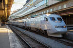 Der sechsteilige Hochgeschwindigkeitstriebzug Snabbtåg X2 2029 (S-SJ 93 74 302 2029-6) der SJ - Statens Järnvägar AB, wird am 22..03.2019 in Stockholm Central (Hauptbahnhof) auf Gleis 11, als SJ Snabbtåg 525 nach Köbenhamm (Kopenhagen) bereitgestellt. Wir fahren bis Malmö Central mit.

Die Baureihe SJ X2 sind Hochgeschwindigkeitszüge der schwedischen Staatsbahngesellschaft SJ AB. Sie sind allgemein unter dem Markennamen X2000 bekannt. Ein Zug besteht aus einem Triebkopf, vier bis fünf Mittelwagen und einem Steuerwagen. In einem der Mittelwagen befindet sich ein Zugrestaurant. Die Vielfachsteuerung ermöglicht, zwei Einheiten zu kuppeln. 

Durch die im Vergleich zu Mitteleuropa gänzlich andere Bevölkerungsstruktur in Schweden bot es sich nicht an, teure Hochgeschwindigkeitsstrecken zu bauen. Die hügelige und bergige Landschaft Schwedens verteuerte Neubaustrecken noch zusätzlich.

Daher entschieden sich die Schwedischen Staatsbahnen (SJ) für einen Triebzug der Baureihe X2 mit Neigetechnik, mit dem bestehende Strecken schneller befahren werden können. Die Bezeichnung X2000 wurde als Produktname des Hochgeschwindigkeitsverkehrs gewählt. Wobei an den Bahnhofs-Anzeigen sucht man vergeblich an dieser Bezeichnung, sondern sie werden als Snabbtåg (deutsch Schnellzug) angezeigt.

Die Züge sind vollklimatisiert. Die vorgesehene fahrplanmäßige Höchstgeschwindigkeit liegt bei 200 km/h, die Züge waren technisch für 210 km/h ausgelegt. Jeder Triebkopf besitzt vier Drehstrom-Asynchronmotoren. Die Steuerung erfolgt mittels GTO-Thyristoren mit einer Frequenz zwischen 0 und 120 Hz. Die maximale Achslast liegt bei 18,5 Tonnen.

Die Neigetechnik wird richtungsabhängig von einem Beschleunigungsmesser im führenden Fahrzeug gesteuert. Der Neigungswinkel ist abhängig von Geschwindigkeit und Bogenradius, er wird in jedem Wagen an den Drehgestellen gemessen und hydraulisch eingestellt. Die Neigung liegt bei maximal 6,5 Grad, die Neigungsänderung bei höchstens vier Grad pro Sekunde. Bei Geschwindigkeiten unter 70 km/h ist die Neigetechnik nicht aktiv. Die Technik wird so eingeschränkt, dass ein Reisender auf einem Eckplatz des Wagens nie 30 cm höher oder tiefer als ein anderer im selben Wagen sitzt. Die Triebköpfe selbst verfügen über keine Neigetechnik. Ein besonderer Lokführersitz mit verstärktem Seitenhalt gleicht die erhöhte Seitenbeschleunigung aus.

Eine Besonderheit der Züge ist die radiale Einstellbarkeit der einzelnen Achsen in jedem Drehgestell. Auf den bogenreichen Strecken Schwedens kann sich so jede Achse einzeln der Strecke anpassen. Dadurch reduziert sich die Reibung erheblich, was zu Einsparungen beim Energieverbrauch und geringerem Materialverschleiß führt.

Der Zug hat spürbare Auswirkungen auf die SJ und den schwedischen Schienenverkehr hinterlassen. Steigende Passagierzahlen, verbunden mit sinkenden Betriebsausgaben bei gleichzeitig beschleunigten und effizienteren Einsätzen halfen den SJ, profitabel zu werden.

TECHNISCHE DATEN:
Hersteller: ABB (Västerås), Kalmar Verkstad (Kalmar)
Baujahre: 1989 bis 1998
Gebaute Garnituren: 43
Spurweite: 	1435 mm (Normalspur)
Achsformel: Bo'Bo' (Triebkopf)
Länge über Kupplung: 140 m (fünfteilig) / 165 m (sechsteilig)
Leergewicht: 344 t (fünfteilig) / 391 t (sechsteilig)
Höchstgeschwindigkeit: 200 km/h
Dauerleistung: 3.260 kW
Stromsystem: 15 kV 16,7 Hz AC (BR X2K zus. 25kV/50Hz AC)
Sitzplätze: 	263 (fünfteilig) / 311 (sechsteilig)
