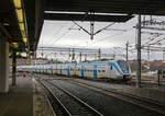 Ein SL X60-Vollzug somit zwei gekuppelte X60, sechsteilige Alstom Coradia Nordic der SL - Storstockholms Lokaltrafik, verlassen am 21 M�rz 2019, als Linie J43x der Stockholms Pendelt�g (S-Bahn
