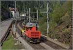 Der Bautraktor Tm 234 145-1 hat den Dazio Tunnel verlassen und erreicht nun Rodi Fiesso.