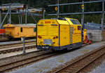 Die Schneefr�se RhB Xrot mt 95402 abgestellt am 12.09.2017 in Thusis, aufgenommen aus einem RhB Zug heraus.