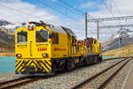 Der RhB (Rh�tische Bahn) Xmf 6/6 24401, ex 92020, ein Fahrleitungsturmwagen vom Typ Plasser & Theurer MTW 100.160 ist am 13.09.2017, auf dem h�chsten Punkt der Berninabahn (2.256 m �.