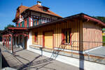 Empfangsgeb�ude vom BLS Bahnhof M�lenen mit dem kleinen G�terschuppen am 08 September 2021, in n�rd�stlicher Blickrichtung .