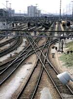 Mehrere Kreuzungsweichen zu den Wagengleisen des Rangierbahnhofs Muttenz bei Basel am 23.08.1980.