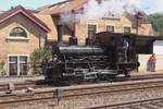 DBB 853 rolt ganz r�hig ins Depot von Burgdorf ein w�hrend der Rangierder zuschaut am 17 Mai 2025.