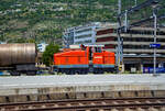 Aus dem Zug heraus, die Em 3/3 163  Rene  (98 85 5837 910-9 CH-LONZA) eine Henschel DHG 500 C der Lonza Group AG (Visp), am 26.05.2023 mit einem Kesselwagenzug im Bahnhof Visp.

Die Henschel  DHG 500 C wurde 1968 von Henschel in Kassel unter Fabriknummer  31239  gebaut und war erst als Mietlok im Einsatz. Im Jahr 1971 verkaufte sie dann Henschel an die Lonza AG in die Schweiz.
2014 wurde die Lok von der LSB Lok Service Balmer AG in Hinwil komplett neu revidiert und remotorisiert.
