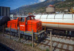 Aus dem Zug heraus, die Em 3/3 163  Rene  (98 85 5837 910-9 CH-LONZA) eine Henschel DHG 500 C der Lonza  AG (Visp), steht am 08.09.2021 in Visp.

Die Henschel  DHG 500 C wurde 1968 von Henschel in Kassel unter Fabriknummer  31239  gebaut und war erst als Mietlok im Einsatz. Im Jahr 1971 verkaufte sie dann Henschel an die Lonza AG in die Schweiz. 2014 wurde die Lok von der LSB Lok Service Balmer AG in Hinwil komplett neu revidiert und remotorisiert.

Die Henschel DHG 500 C ist eine dieselhydraulische Lokomotive, die von den Henschel-Werken gebaut wurde. Sie war vor allem für den Einsatz im schweren Werksdienst vorgesehen. Die Lok gehört zur ab 1962/63 angebotenen sogenannten vierten Generation der Henschel-Loks, der ersten Generation mit Gelenkwellenantrieb. Die Aufbauten wurden dabei ohne große Änderungen von der vorigen Generation übernommen.  Zur besseren Bogenläufigkeit war die mittlere Achse seitenverschiebbar gelagert. 

Von den Henschel DHG 500 C wurde zwischen 1963 und 1976 insgesamt  62 Exemplaren gebaut. Die Loks gingen vornehmlich an Bergbaugesellschaften und Stahlproduzenten sowie Chemieunternehmen. So erwarb die Rheinelbe Bergbau AG in Gelsenkirchen elf Loks und die Hibernia AG, Zechenbahn- und Hafenbetriebe Ruhr-Mitte in Gladbeck neun Loks vom Typ DHG 500 C. Die meisten Lokomotiven wiesen bei Auslieferung den Henschel-Standardanstrich in Blau mit zwei horizontalen Zierstreifen an den Vorbauten auf. Die durch Zusammenschluss entstandene Ruhrkohle AG hatte zeitweise 31 Lokomotiven dieses Typs im Bestand. 

TECHNISCHE DATEN (nach Umbau):
Spurweite:  1.435 mm (Normalspur)
Achsformel: C
Länge über Puffer:  9.900 mm
Höhe:  4.225 mm
Breite: 3.040 mm
Fester Radstand:  3.700 mm
Kleinster bef. Halbmesser:  80 m
Dienstgewicht:  60 t
Höchstgeschwindigkeit: 30 km/h / 60 km/h (Schleppfahrt 70 km/h)
Treibraddurchmesser:  1.000 mm
Motor:  neuer Deutz V6 Motor mit elastischer Vorschaltkupplung. inkl. Partikelfilter (Vollstrombrenner mit aktiver Regeneration), 
der ehemalige Motor war ein Henschel 12V 1416 
Installierte Leistung:  368 kW (500 PS)
Getriebe:  Voith
Leistungsübertragung:  hydraulisch (über Gelenkwellen)
