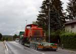 Strassentransport einer Diesellokomotive. Die  Zufallsaufnahme  ist am 23. September 2015 bei Wiedlisbach entstanden. Es handelt sich voraussichtlich um eine MaK (Maschinenbau Kiel GmbH) Lok aus dem  2. Typenprogramm (Baujahr 1965 bis 1977), vermutlich eine G 700 C (oder G 500 C). 
Foto: Walter Ruetsch