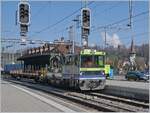 Der Robel BLS Tm 253 214 (98 85 5235 214-4 CH-BLSN) rangiert in Spiez.