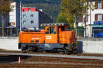 Die RhB Gm 3/3 - 232 steht am 01.11.2019 Beim Bahnhof Chur.

Die Gm 3/3 ist eine dreiachsige dieselelektrische Rangierlokomotive der Rh�tischen Bahn (RhB). F�r die RhB wurden drei Maschinen von der franz�sischen Firma Moyse gebaut und zwischen 1975 und 1976, mit den Betriebsnummern 231 bis 233, in Betrieb genommen. Die 232 wurde 1976 unter der Fabriknummer 3554 von Moyse gebaut.

Was Aktuelles (2021):
Seit dem 10.April 2021 sind die drei RhB Rangierloks Gm 3/3 231-233 bei der Dampfbahn Furka-Bergstrecke. Eine Lok ersetzt die revisionsf�llige Gm 4/4 71  Elch  (ex MGB), die beiden anderen Loks werden als Ersatzteilspender dienen.
Siehe auch:
http://www.furka-rhein-main.de/index.php/17-aktuell/73-neues-rollmaterial
