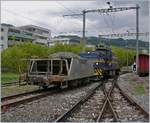 Für die Gleisarbeiten der neuen Dienststation Bosquet rangiert die MOB Gm 4/4 2003 Montbovon in Vevey den Schotterwagen Fdk 904.