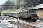 SBB Ae 3/6 I Nr.10 657 mit Personenzug in Schwanden am 22.09.1981.