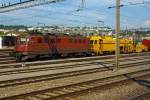 SBB Ae 6/6  (Ae 610)  11424 Kanton Neuch�tel  (leider ohne Wappen) mit einem Bauzug am Haken u.a.