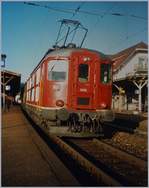 Wird auch heute noch gern und oft fotografiert: Die SBB Re 4/4 I 10019, hier beim Halt mir einem Regionalzug von Payerne nach Lausanne in Puidoux Chexbres.