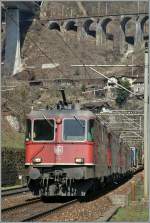 Ein Kraftpaket bestehend aus zwei R 4/4 II und zwei Re 6/6 erreicht mit einem G�terzug Giornico.