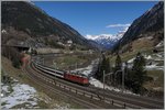 Eine SBB Re 4/4 II mit einem Gotthard IR auf dem Weg nach Locarno bei Wassen.