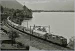 Vor dem Hintergrund des Château de Chillon ist die SBB Re 4/4 II 11248 (Re 420 248-7) mit einem Güterzug Richtung Lausanne unterwegs.