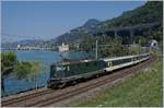 Während an der Spitze eine rote Re 4/4 II zieht, schiebt die letzte grüne SBB Personenverkehr Re 4/4 II 11161 den Dispozug Richtung Lausanne.