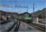 Die BLS Re 4/4 II 501 erreicht mit ihrem RE 4073 von Interlaken Ost ihr Ziel Zweisimmen.