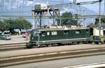 SBB Re 4/4 II Nr.11 239, einzige Re 4/4 II mit Wappen Porrentruy ab 1979 jüngster Schweizer Kanton in Spiez am 08.09.1980.