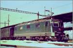 Die SMB Re 4/4 III N° 181 mit einem Regionalzug in Moutier.