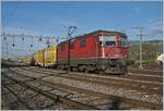 Die SBB Re 430 350-9 verl�sst mit einem Postzug den Rangierbahnhof Biel.