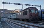 Auf den ersten Blick nichts besonderes, doch der zweite genauere offenbart spannendes: Nach der Lok, der BLS Re 4/4 170 (UIC 91 85 4425 170-8)  Brig Glis  steht ein interessanter Zug: Zwischen den Dmz