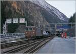 Die BLS Re 4/4 192 verlässt mit ihrem AT1 Autotunnelzug Goppenstein in Richtung Kandersteg.