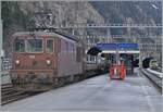 Die BLS Re 4/4 184 verlässt mit ihrem Autotunnelzug AT1 Goppenstein in Richtung Kandersteg.