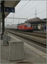 Re 460 008-6 mit einem IC in der diffusen Banklandschaft Schweiz.