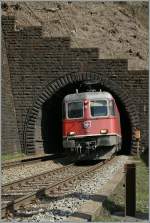 Die bergw�rtsfahrende Re 6/6 11624 verl�sst den 1509 m langen Pianotondo-Spiral-Tunnel und nach �berquerung eins Viaduktes auch die  Biaschina .