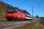SBB: Re 460 052-4 mit einem IC auf der alten Stammstrecke bei Roggwil-Winau unterwegs am 7.