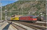 Die SBB Re 460 044-1 verlässt mit einem Messzug nach Spiez (via Bergstrecke) den Bahnhof von Brig.