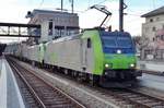 Am Abend von 23 März 2017 durchfahrt BLS 485 011 Spiez.