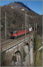 Die Re 6/6 11682 und eine Re 4/4 II erreichen von Norden kommen Preglia.
