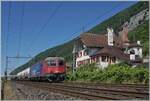 Kurz bevor sich bei Ligerz die Doppelspur zur Einspur verengt ist die SBB Re 6/6 11612 (Re 620 012-5)  Regensdorf  mit einen G�terzug auf dem Weg in Richtung Biel/Bienne.