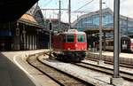 SBB Re 4/4 II 11135(Re 420, 1.Serie, ein Stromabnehmer, 10cm länger als der Prototyp)fährt hier mit einem freundlichen Gruß durch den Bhf Basel SBB. 01.06.2012