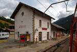 Der kleine MGB Bahnhof Niederwald (Station Ritz) an der Furka-Oberalp-Bahn am 07 September 2021. 

Der Bahnhof Niederwald (1.251 m �. M.) liegt im Goms im Kanton Wallis. Als Goms wird der oberste Talabschnitt des Oberwallis zwischen der Quelle der Rhone und der Talstufe von Grengiols in der N�he von Brig bezeichnet. Es ist der �stlichste Teil des Kantons Wallis. Im Osten wird es vom Furkapa� begrenzt und im Westen optisch durch das Weisshorn. Das Goms wurde durch den eiszeitlichen Rhonegletscher ausgehobelt. Danach wurde der Talboden durch den Rotten, die junge Rhone, aufgesch�ttet.

Nach einer umfangreichen Renovation wurde das Bahnhofsgeb�ude in Niederwald im Dezember 2019 zur Station Ritz. Highlights bilden eine Dauerausstellung zu C�sar und Marie Louise Ritz sowie eine j�hrliche Wechselausstellung. Die Ausstellungen sind t�glich von 8.00 bis 18.00 Uhr ge�ffnet.

Der ber�hmte und erfolgreiche Hotelier C�sar Ritz, der Gr�nder der gleichnamigen Nobelhotels Ritz, wurde 1850 hier in Niederwald geboren. 1898 er�ffnete er als erstes seiner Luxushotels das �Hotel Ritz� in Paris. Sp�ter folgten das �Hotel Ritz� in London und andere Hotels in weiteren St�dten. Mit seiner Frau und seinem Sohn fand er in Niederwald auch seine letzte Ruhest�tte.
