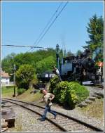 - Erwischt - In Chaulin huscht ein BB Fotograf �ber die Gleise der Museumsbahn.
