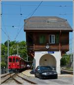 Der Bahnhof von Chamby von der anderen Seite aus gesehen zusammen mit dem ex RhB Triebwagen ABe 4/4 N� 35 und leider auch mit Autoschaden.
