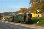 Ein Treibwagen der Genfer Trambahn zieht bei Blonay einen der letzten Z�ge in der Saison 2011 Richtung Chamby.