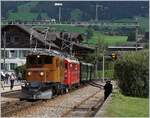 50 Jahre Blonay Chamby - MEGA BERNINA FESTIVAL:  B�ndner Tag im Saaneland  - die RhB Ge 4/4  182 und der RhB ABe 4/4 35 warten in Saanen auf den Gegenzug mit der Ge 4/4  81.
