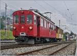 Der RhB ABe 4/4 I 35, der mit seinem Blonay-Chamby  Bernina-Wagen  als Riviera Belle Epoque von Chaulin nach Vevey unterwegs ist bei Halt in Blonay.