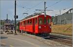 Der Bernina Bahn RhB ABe 4/4 I 35 mit dem Revisionsdatum 1.5.23 der Blonay-Chamby Bahn strahlt in in alter Frische wie  Fabrikneue  in Blonay vor seinem  Dampfzug  nach Chaulin.