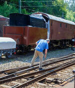 Weichen müssen schon mal geschmiert werden, auch die einer Museumsbahn zumal sie wie hier oft genutzt werden.