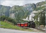 Die H 4/4 704 verlässt mit einen Reisezug zur Station Furka den Bahnhof von Gletsch.