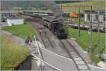 Mit einem Dampfzug der  Emmentalbahn  verlässt die E 3/3 853 (UIC 90 85 0008 573-3) den Bahnhof von Sumiswald-Grünen mit dem Ziel Wasen im Emmental.