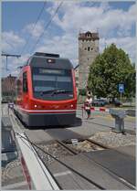 Der ASM Be 4/8 112 beim halt in Aarwagne Schloss, dessen Turm im Hintergrund zu sehnen ist.

17. Juni 2023