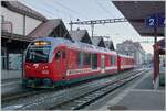Der CJ Be 4/4 652 wartet mit seinem Steuerwagen ABt in Saignelégier auf die abfahrt nach Glovelier. Unter anderem durch den Kauf der CJ ABe 4/12 muss die CJ nun ihre Be 4/4 verkaufen, Abnehmer ist die MOB die sie mit den Alpina Triebwagen (welche praktisch baugleich sind) ergänzen wird. 

13. Jan. 2025